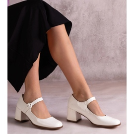 Valkoiset lakatut pumput, joissa nauha on pylväässä valkoinen 1