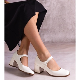 Valkoiset lakatut pumput, joissa nauha on pylväässä valkoinen 2