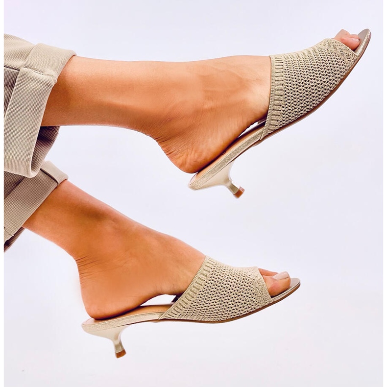 Naisten aukon flip flops kultaa beige 1