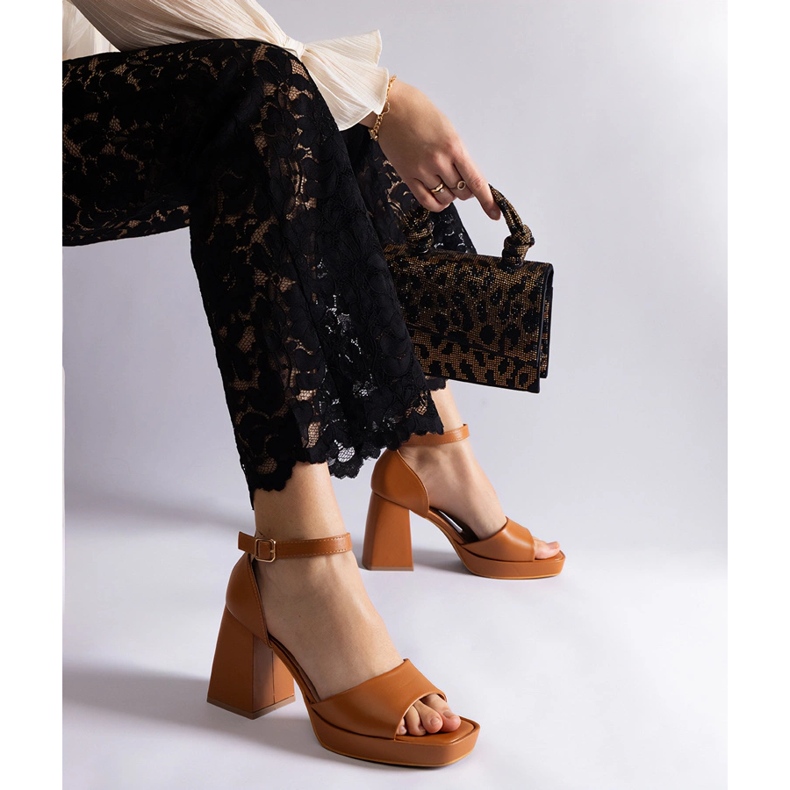 Ruskeat naisten sandaalit massiivisella kantapäällä 1