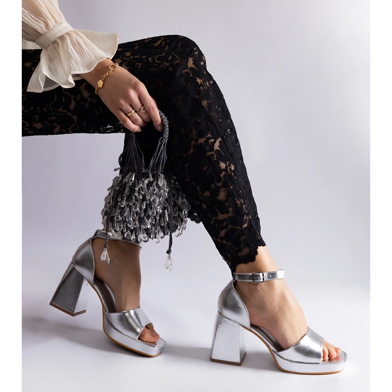 Hopea naisten sandaalit, joilla on massiivinen metallinen kantapää 1