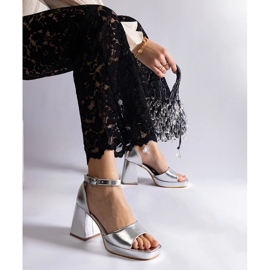 Hopea naisten sandaalit, joilla on massiivinen metallinen kantapää 2