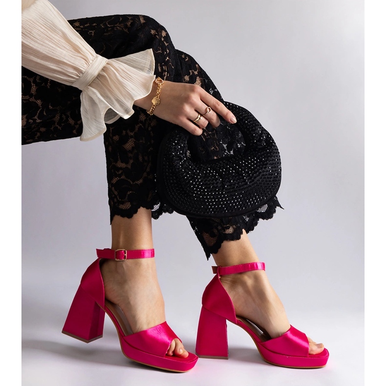 Vaaleanpunaiset satiini -naisten sandaalit, joilla on massiivinen kantapää vaaleanpunainen 2