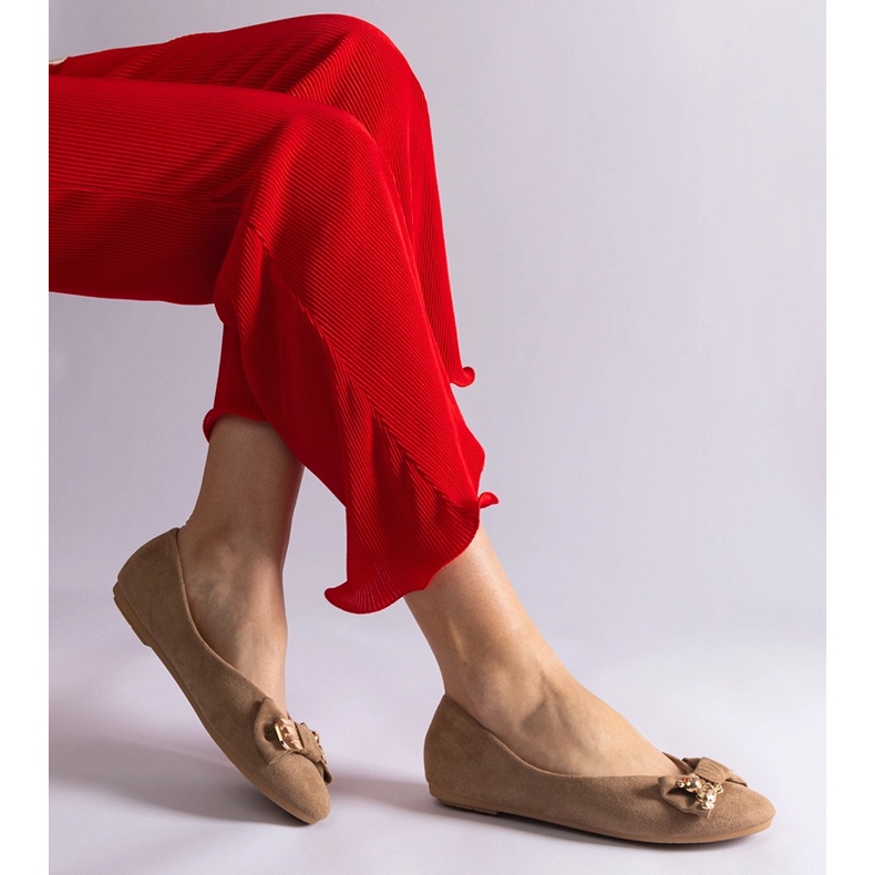 Beige balettiasunto koristeltu rusetilla ja rintakorulla 1