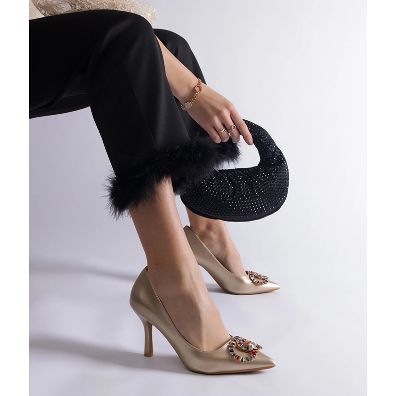 Kultaiset korkokengät, jotka on koristeltu värikkäillä zirkoneilla kultainen 1