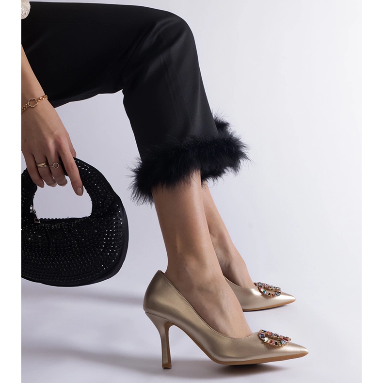 Kultaiset korkokengät, jotka on koristeltu värikkäillä zirkoneilla kultainen 2