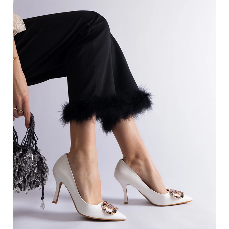 Valkoiset korkokengät, jotka on koristeltu värikkäillä zirkoneilla valkoinen 1