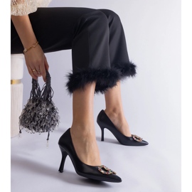 Mustat korkokengät, jotka on koristeltu värikkäillä zirkoneilla 1