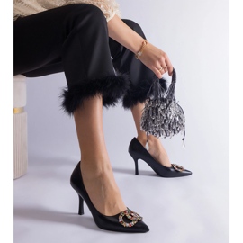 Mustat korkokengät, jotka on koristeltu värikkäillä zirkoneilla 2