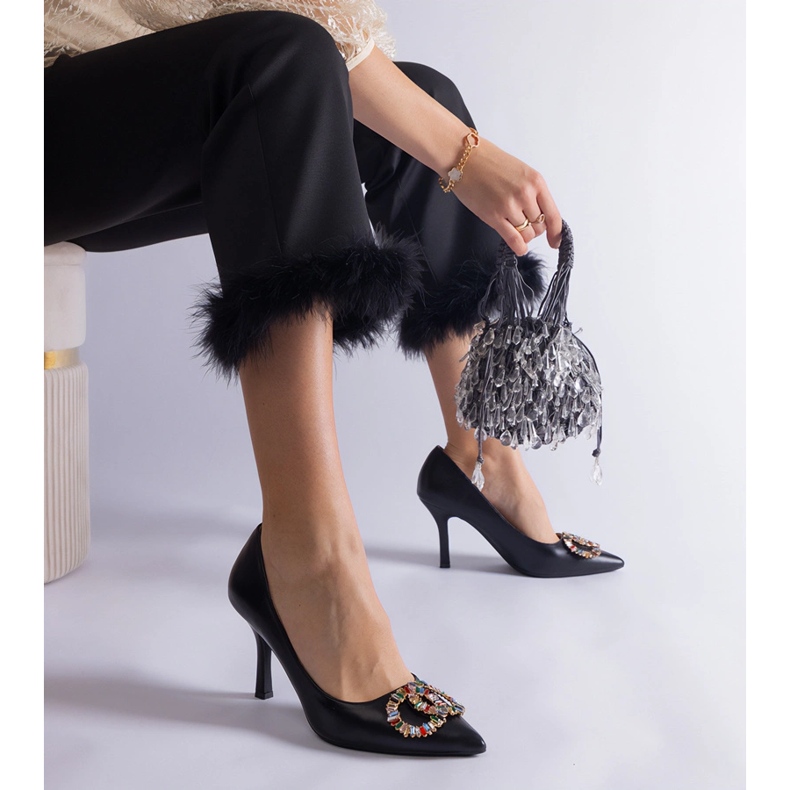 Mustat korkokengät, jotka on koristeltu värikkäillä zirkoneilla 2