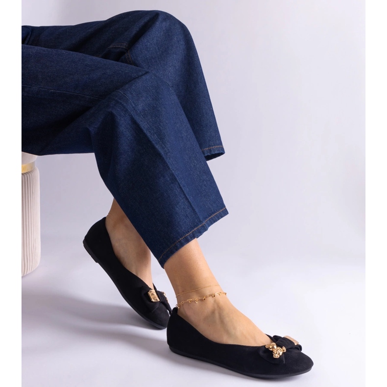 Mustat balettiasut, joissa on rusetti ja rintakoru 1