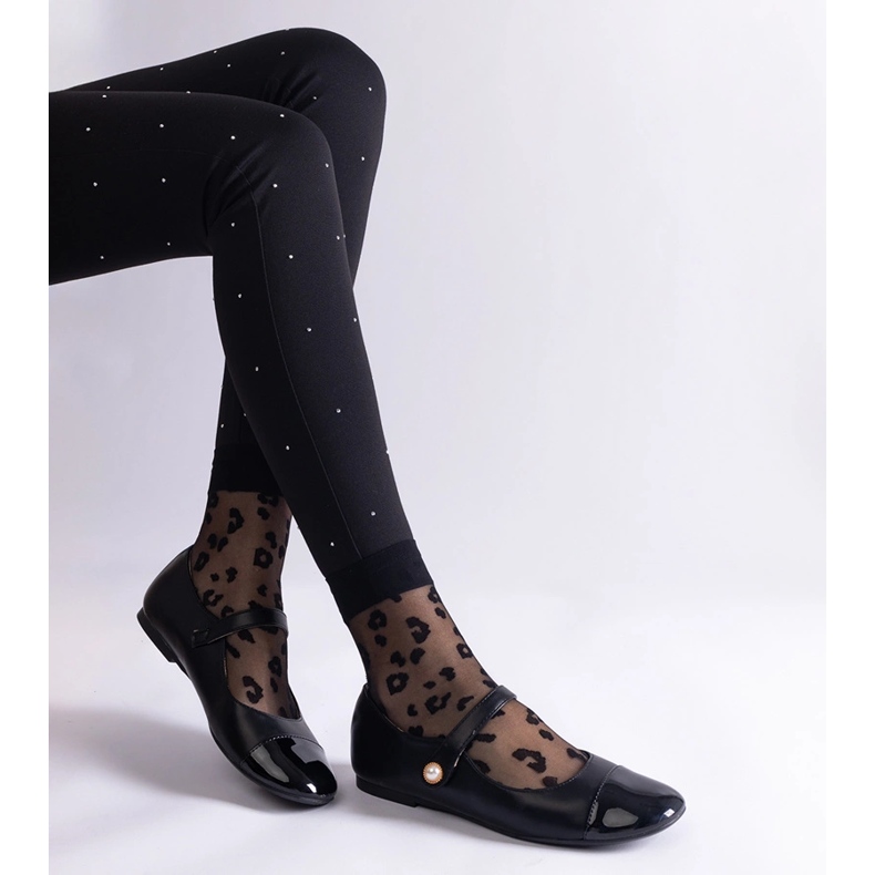 Mustat balettihousut, joissa patentoitu varvas, kiinnitetään tarranauhalla 1