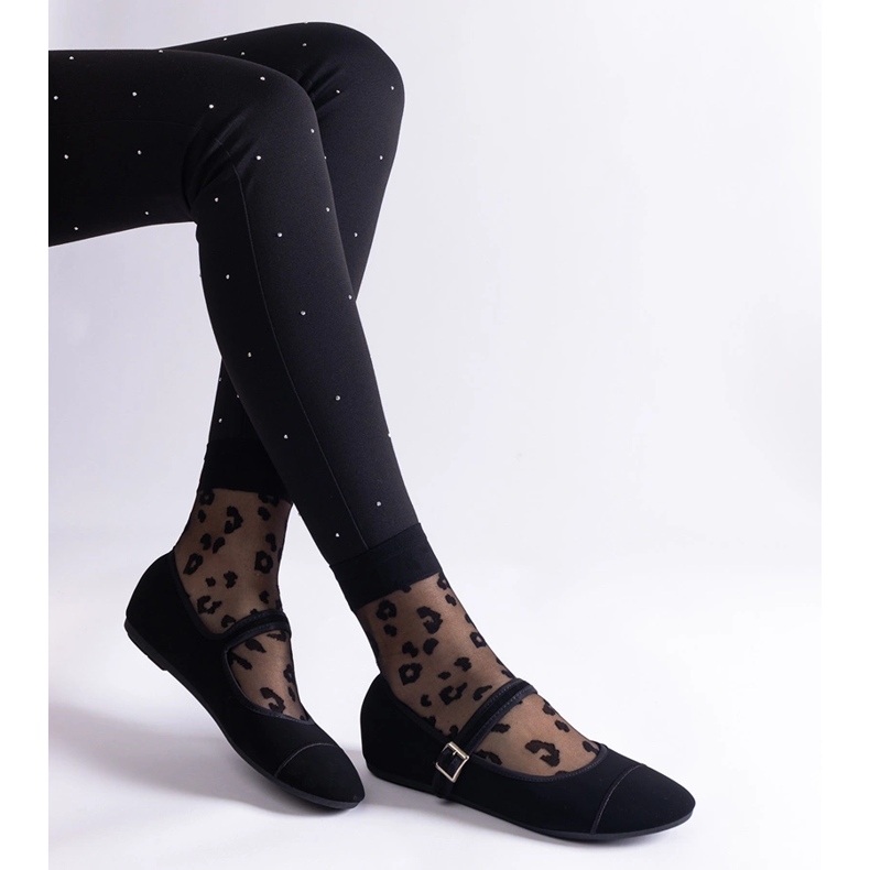 Mustat mattapintaiset balettitassut, jotka kiinnitetään soljella 1