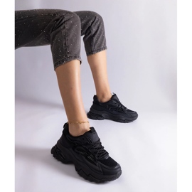 Mustat urheilut lenkkarit massiivisella pohjalla 1