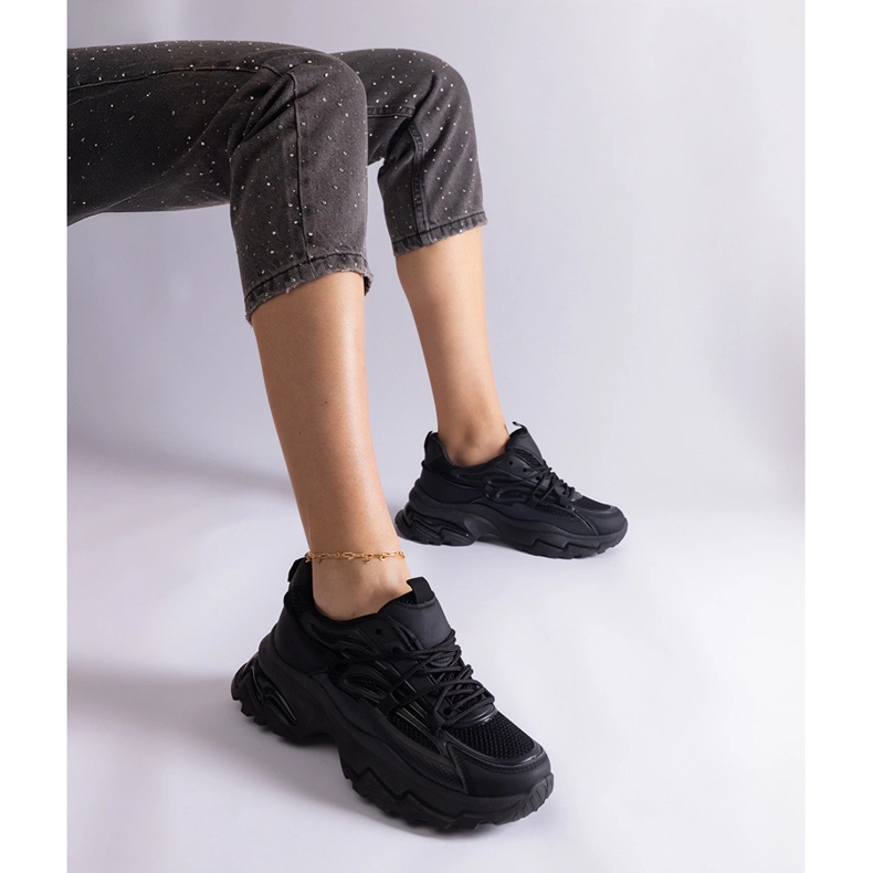 Mustat urheilut lenkkarit massiivisella pohjalla 1