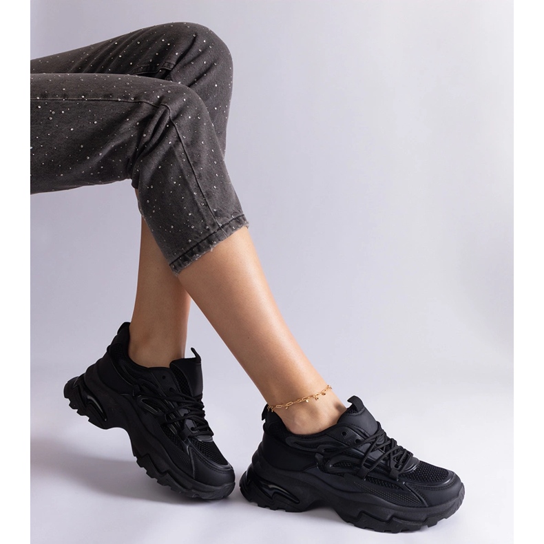 Mustat urheilut lenkkarit massiivisella pohjalla 2