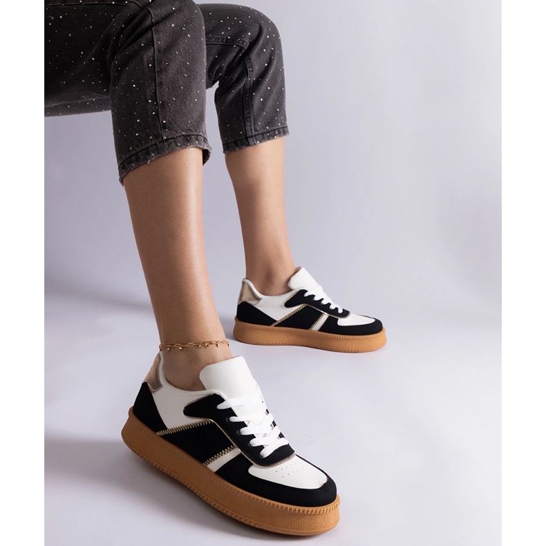 Mustat lenkkarit nauhoitettuna laiturille 1