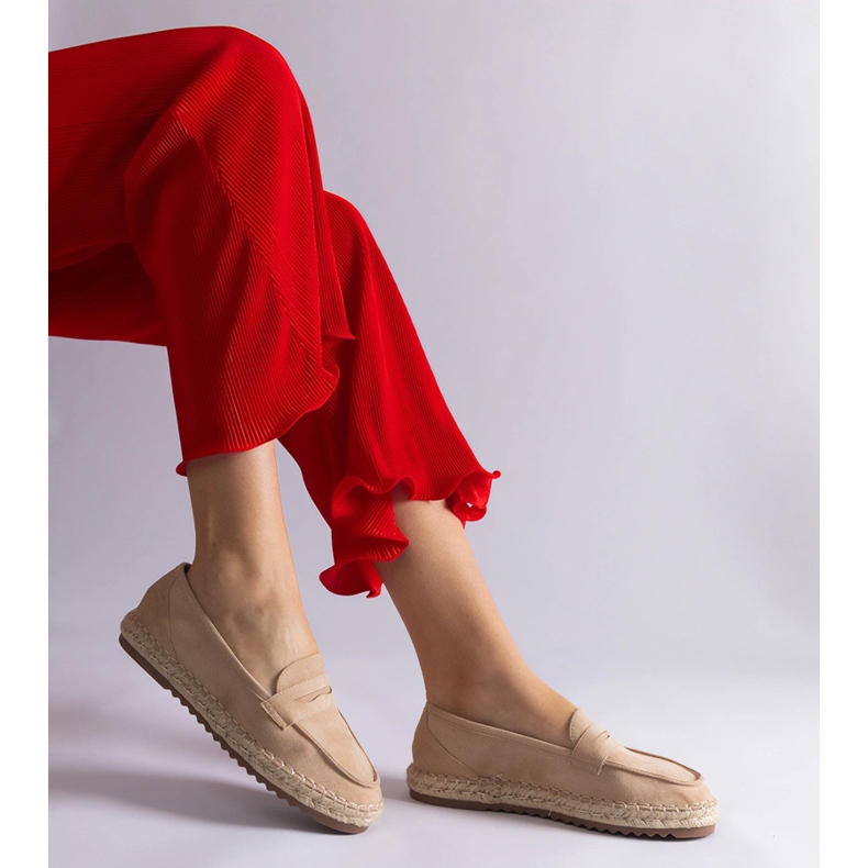 Beige liukastui Espadrilles -laiturille 1