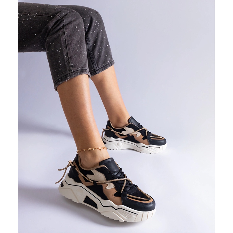 Mustat tennarit, jotka on koristeltu zirkoninauhalla 1