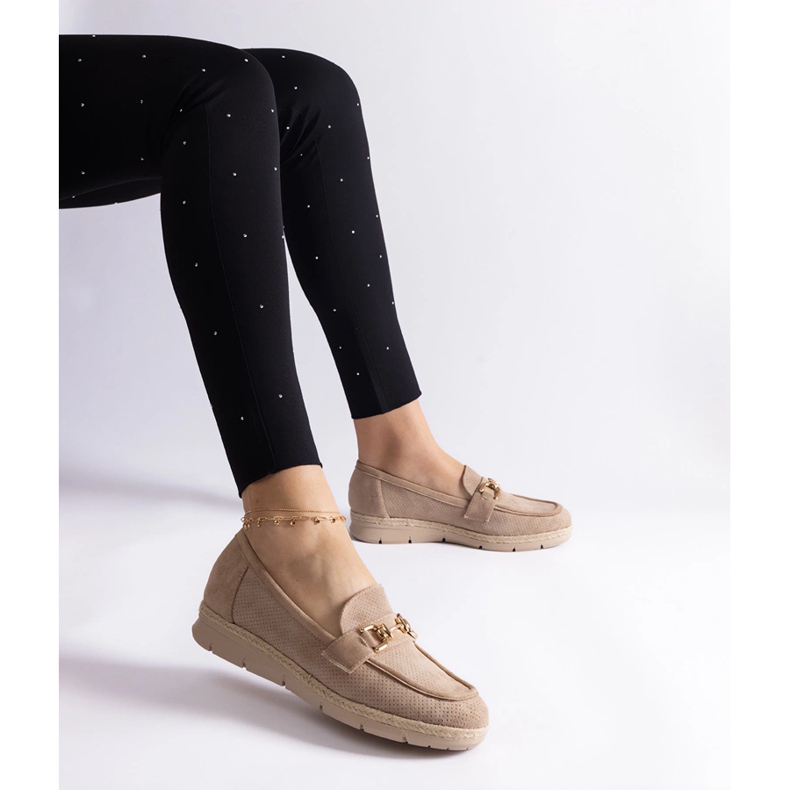 Beige naisten mokkasiinit, joilla on ekologinen mokka ketjulla 1