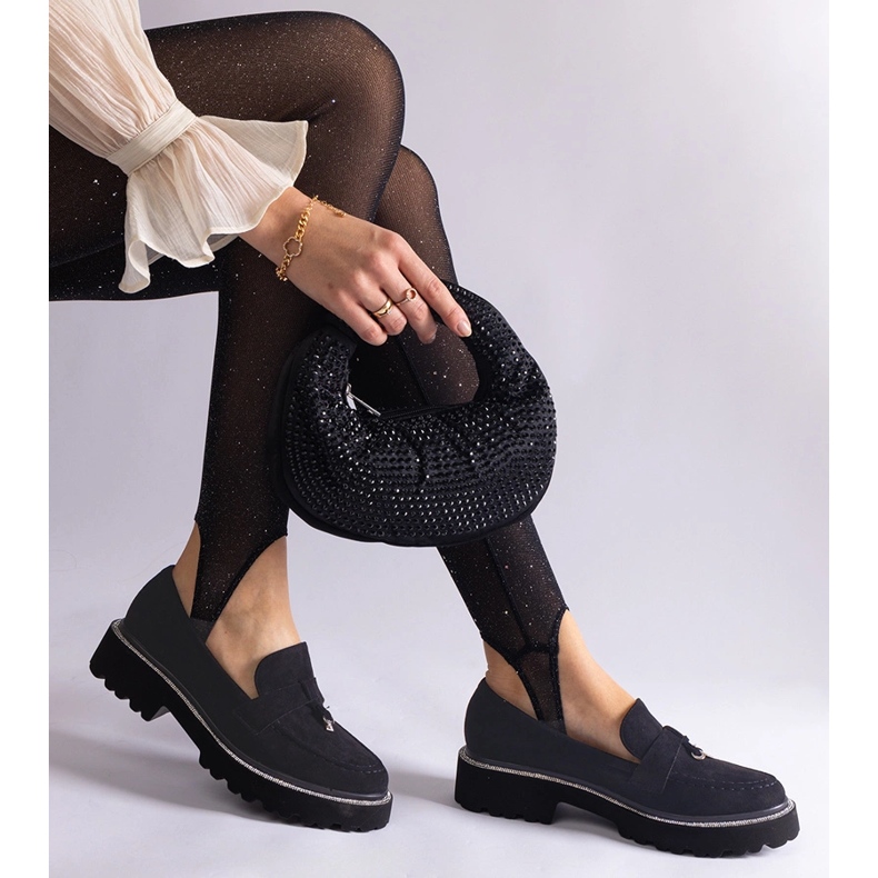 Mustat mokkanahan mokkasiinit koristeella 1