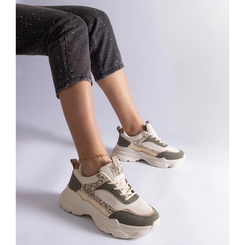 Vihreät tennarit, joissa kimaltelevat lisäkkeet 1