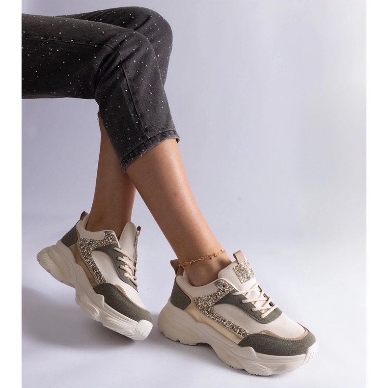 Vihreät tennarit, joissa kimaltelevat lisäkkeet 2