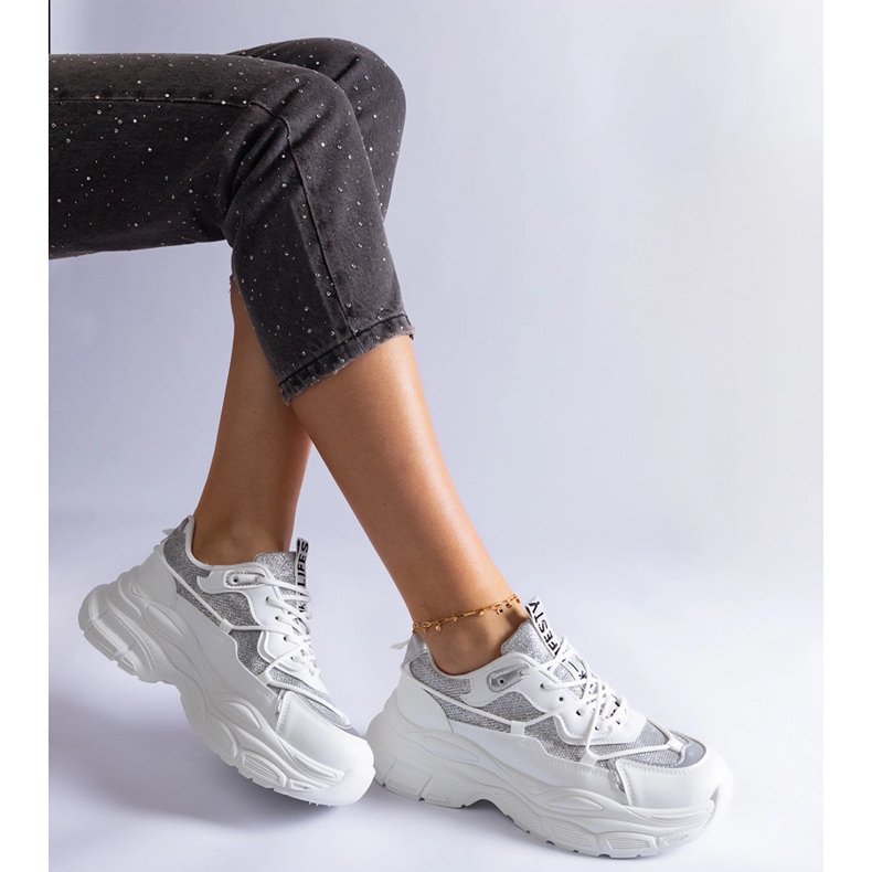 Valkoiset lenkkarit, joissa kimallepano valkoinen 2