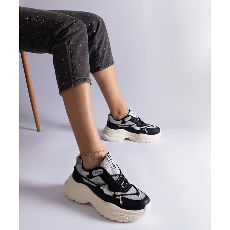 Mustat tennarit, joissa kimaltelevat lisäkkeet 1