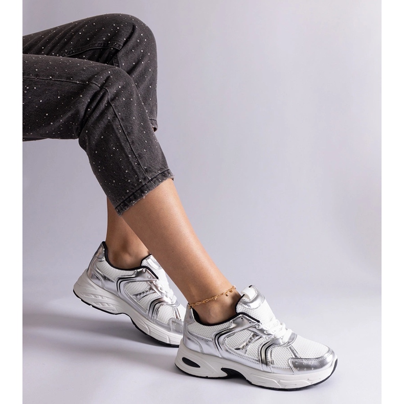 Naisten valkoiset ja hopea -lenkkarit 2