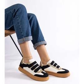 Mustat tennarit, joissa tarrakiinnitys 1