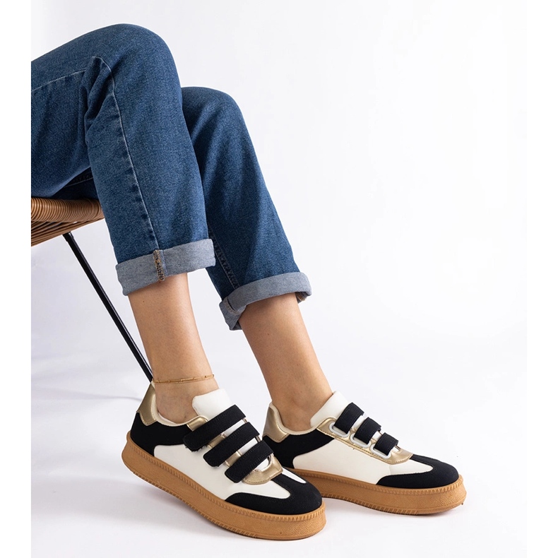 Mustat tennarit, joissa tarrakiinnitys 1