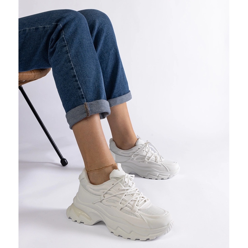 Valkoiset urheilulenkkarit massiivisella pohjalla valkoinen 1