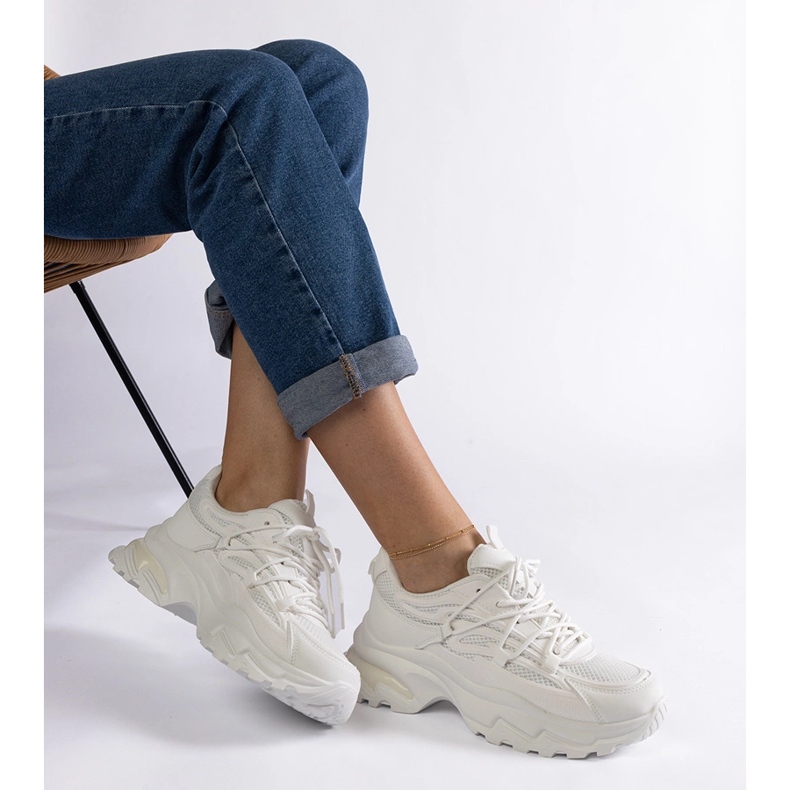 Valkoiset urheilulenkkarit massiivisella pohjalla valkoinen 2