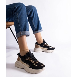 Mustat tennarit, joissa kimaltelevat lisäkkeet 1