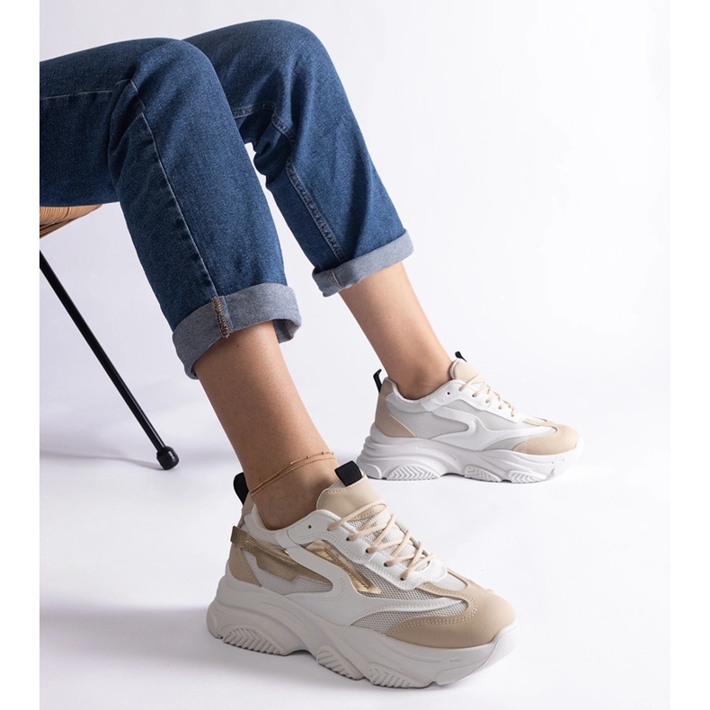 Naisten beigen ja kullanväriset tennarit 1