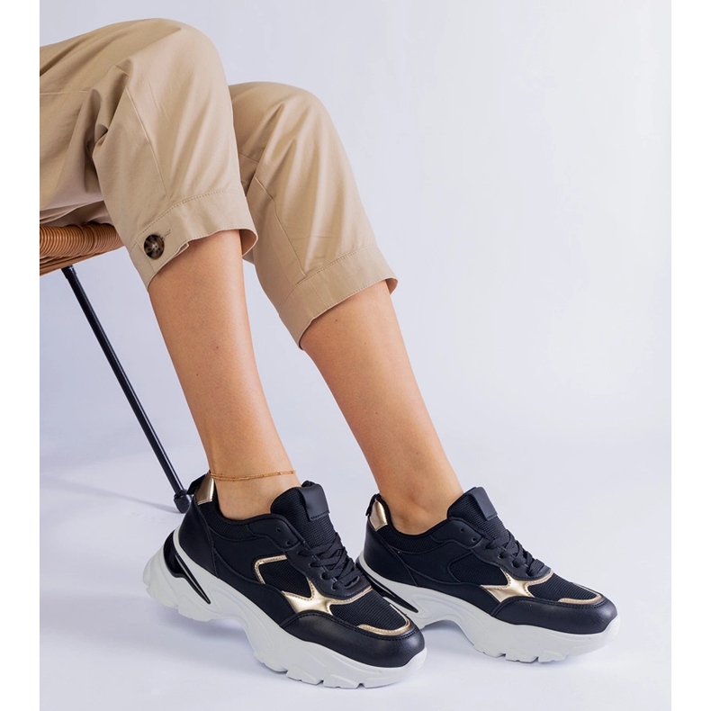 Mustat tennarit massiivisessa pohjassa 2