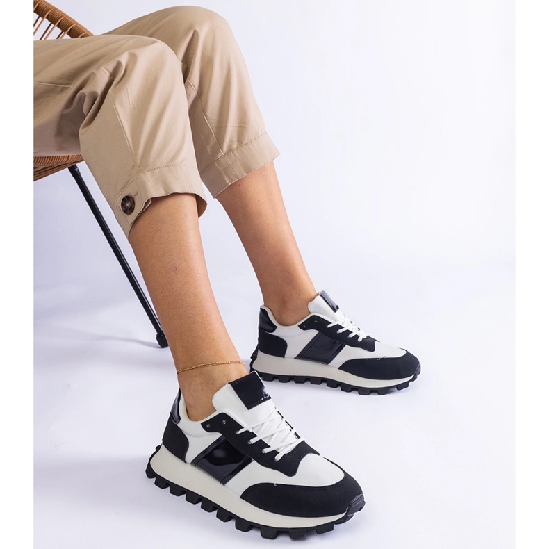 Mustat lenkkarit, joissa on näkyvä suojus 1