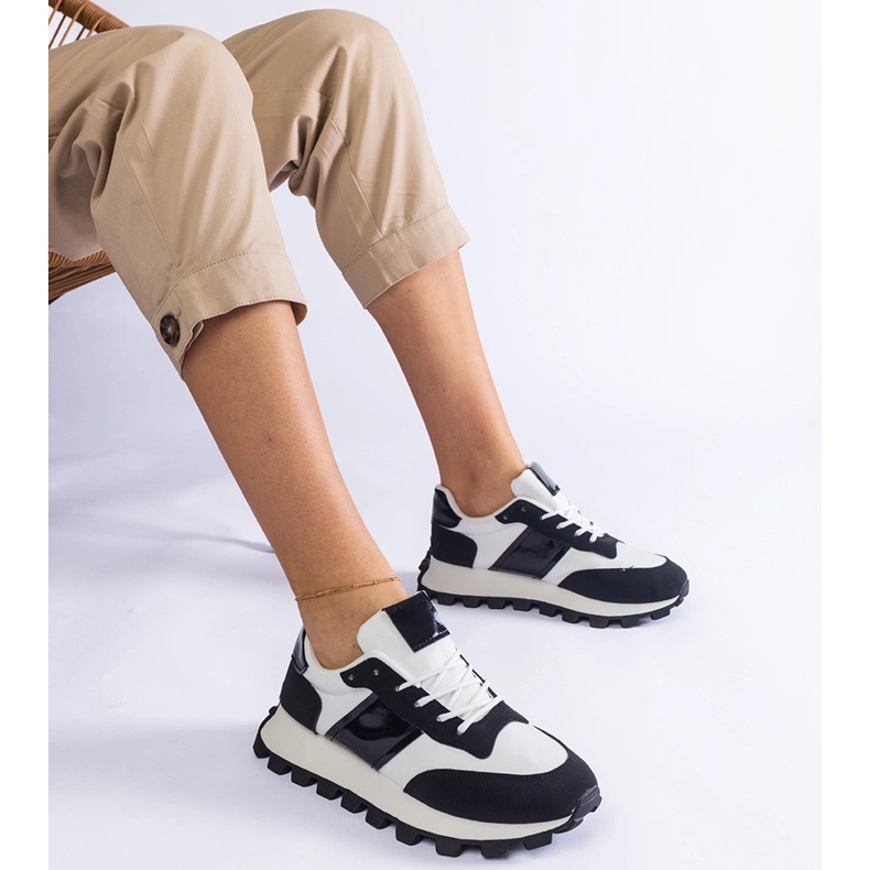 Mustat lenkkarit, joissa on näkyvä suojus 2