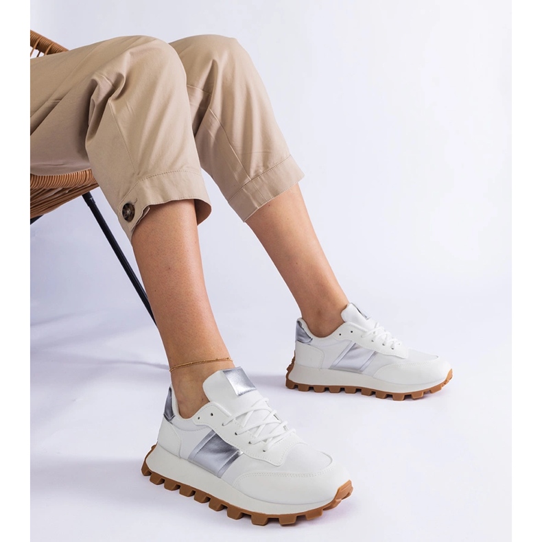 Valkoiset lenkkarit, joissa on näkyvä suojus valkoinen 1