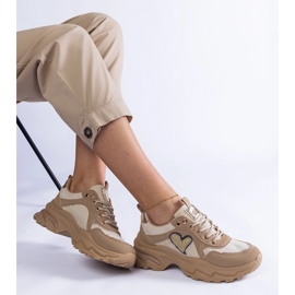 Ruskeat alustalenkkarit sydämellä 1