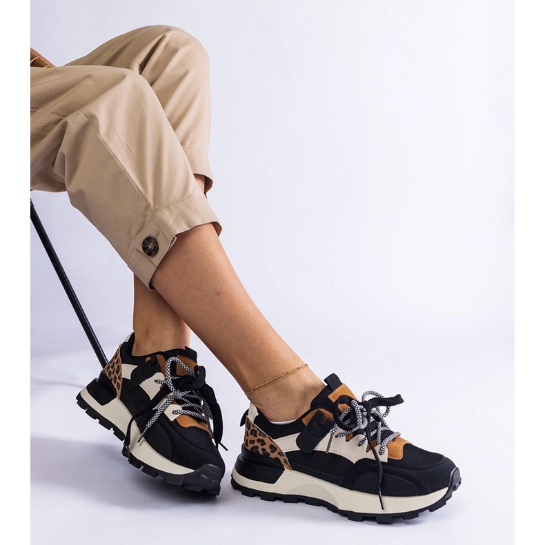 Mustat lenkkarit, jotka on koristeltu eläinkuviolla 1