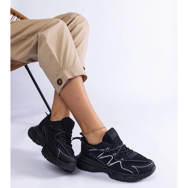 Mustien naisten lenkkarit massiivisella pohjalla musta 2