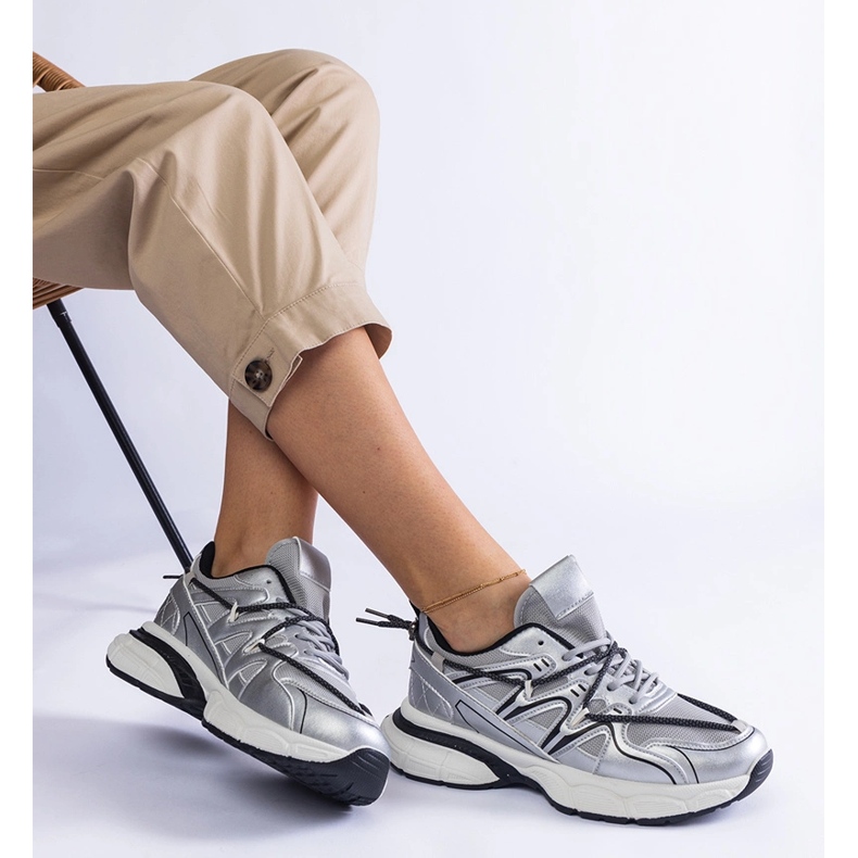 Hopeanväriset naisten tennarit massiivisella pohjalla 2