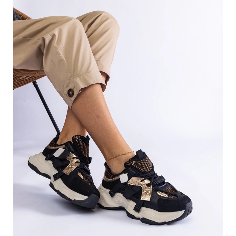 Mustat tennarit, joissa kullanväriset lisäkkeet 1