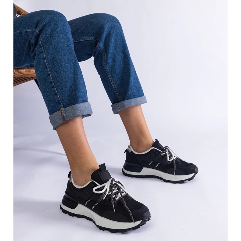 Naisten mustat urheilulenkkarit 1