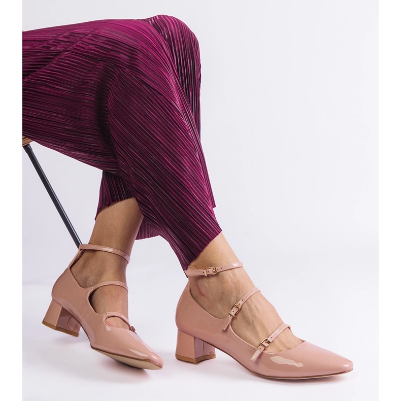 Beige pumput lakaistaan ​​hihnalla 2