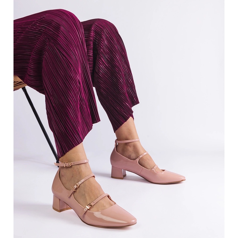 Beige pumput lakaistaan ​​hihnalla 1