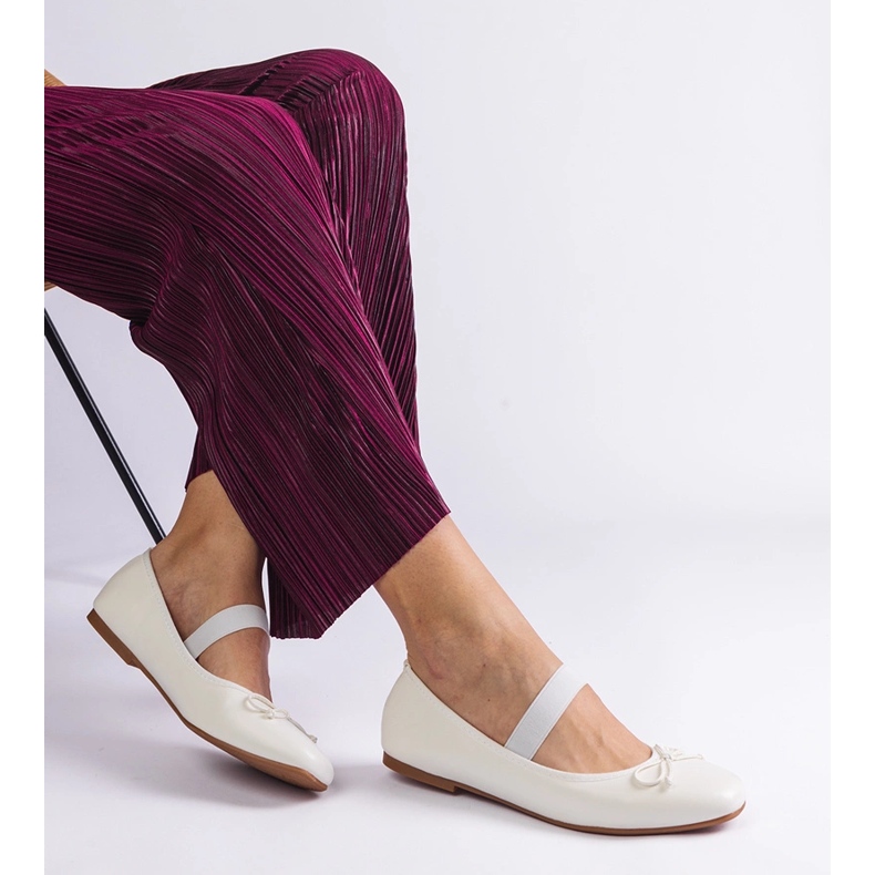 Valkoiset balleriinit joustavalla nauhalla ja koristeellisella keulalla valkoinen 2