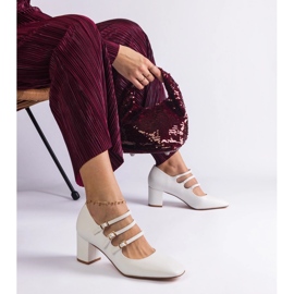 Valkoiset pumput postissa koristeellisilla solkilla valkoinen 1